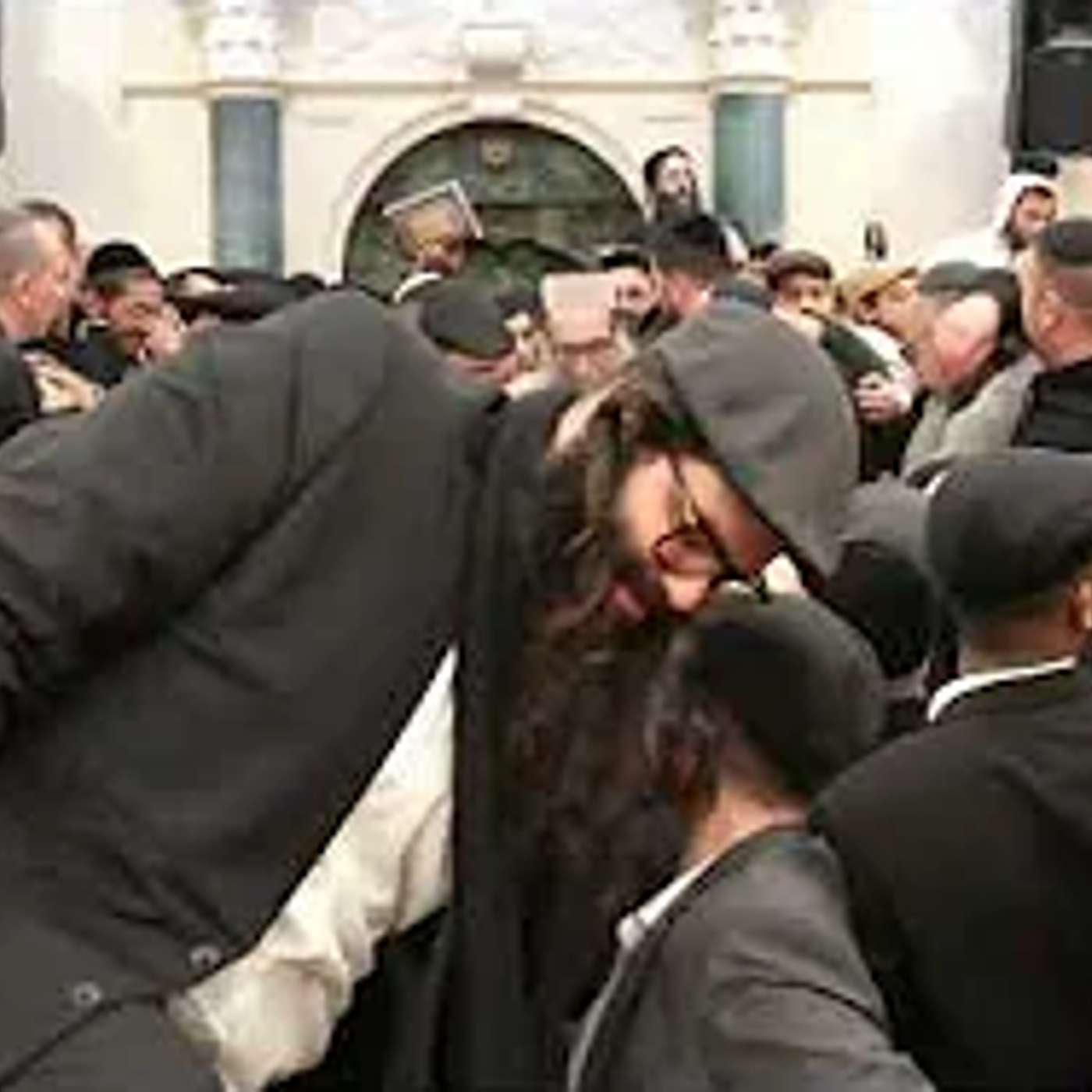 חלוקת חלות ויין  - במעמד האדמו"ר רבי יאשיהו יוסף פינטו שליט"א - יום חמישי - י"ב בטבת - תשפ"ו - אשדוד