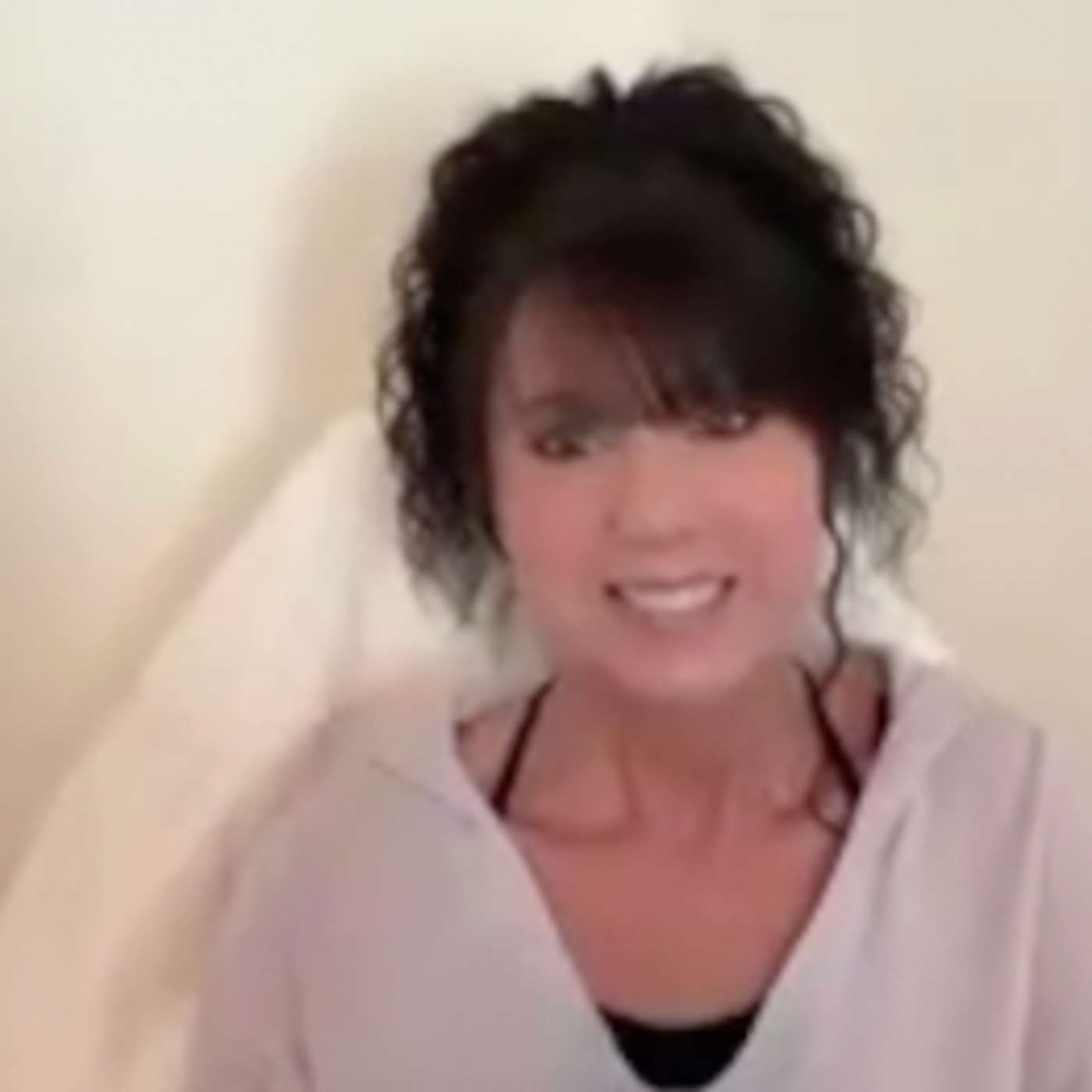 209 | When You Can Fly Free JUST to Try on a Wedding Dress: Success Story with Rachel Elston