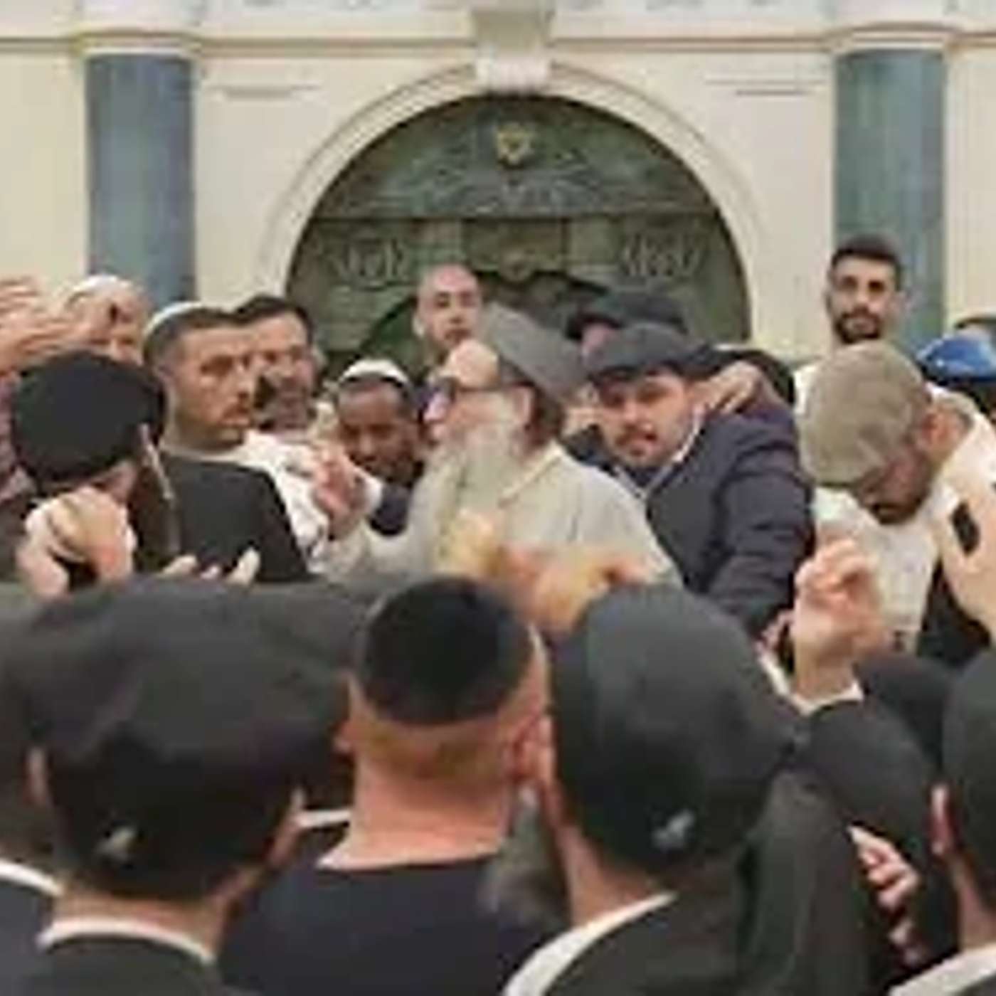 חלוקת חלות ויין - במעמד האדמו"ר רבי יאשיהו יוסף פינטו שליט"א - יום חמישי - כ"ו בסיון - תשפ"ו - אשדוד