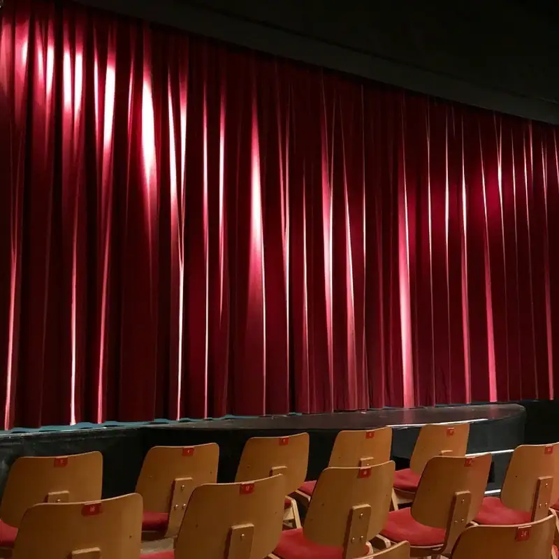 Micro-trottoir: le théâtre classique survit-il dans l'ère numérique?