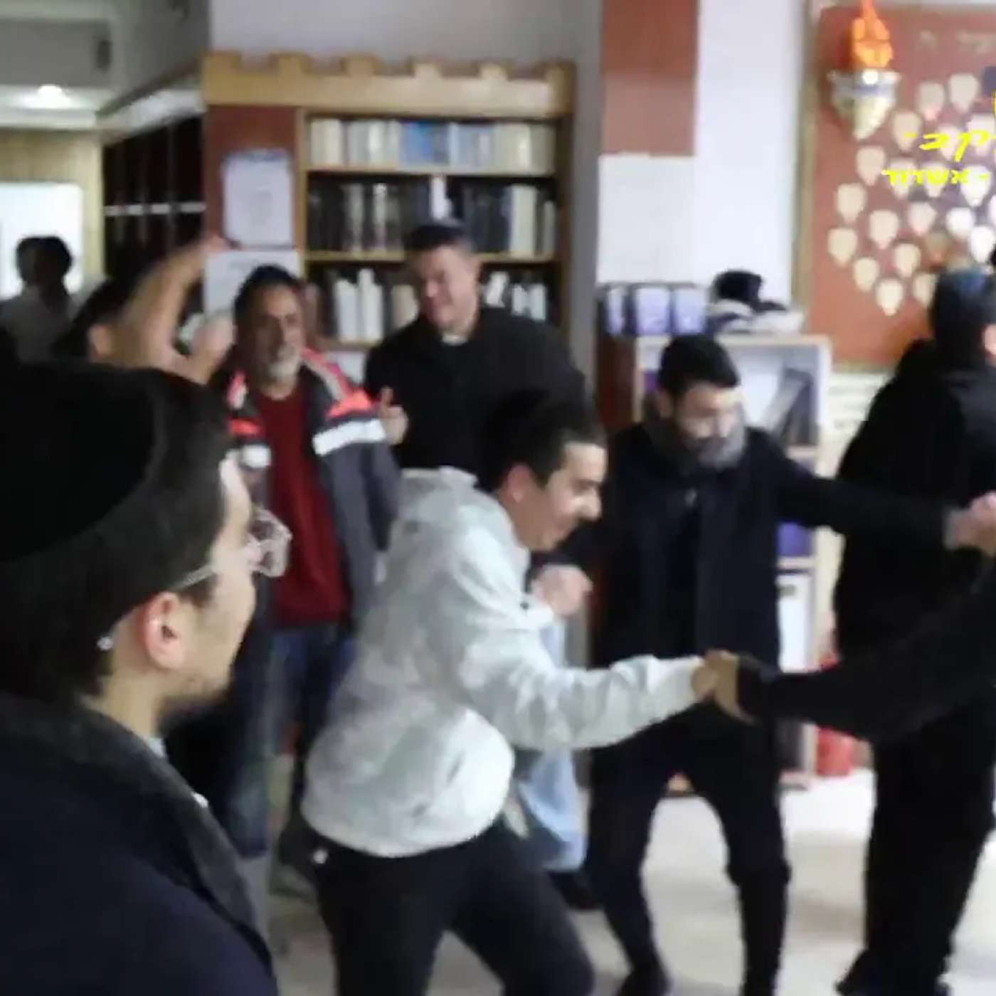 פלא יועץ - מדליקים את הלבבות באורות! הזמר איתי עמרן מלווה את הרב אילן גוזל בשיעור מרגש לחנוכה!! episode artwork