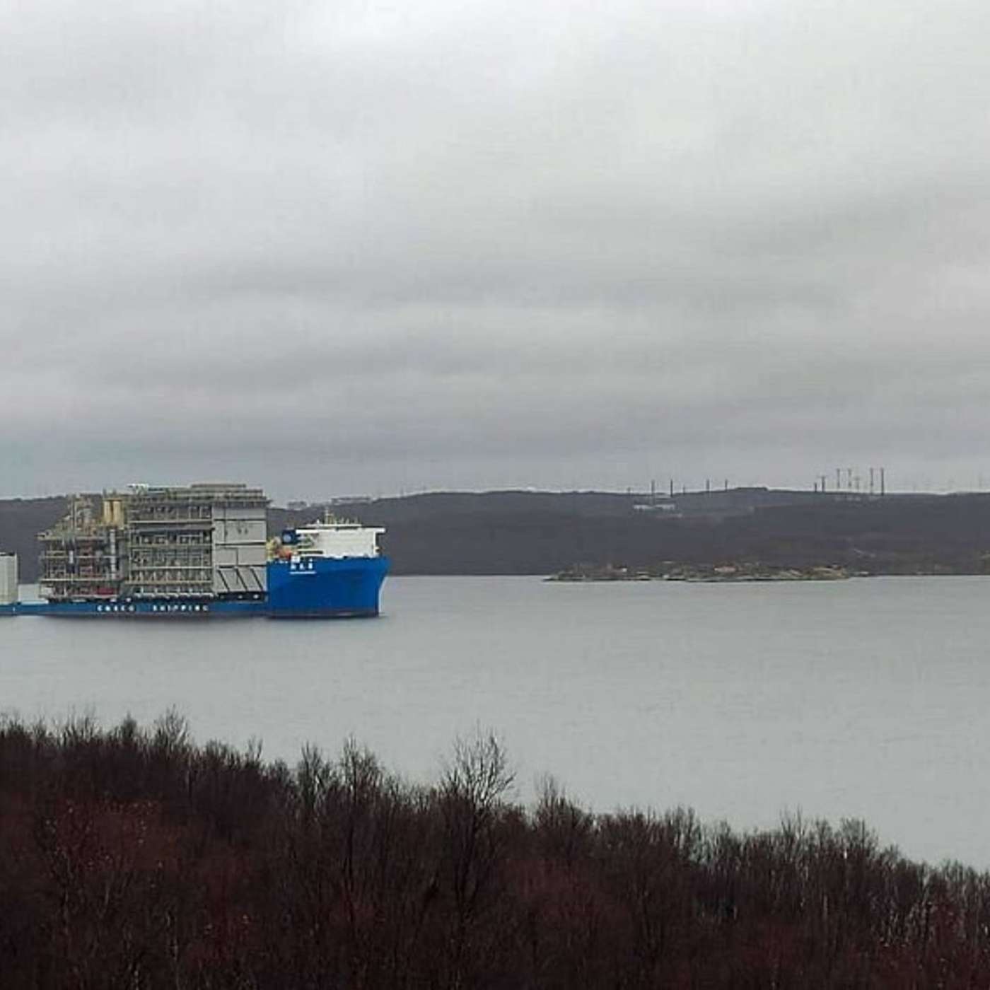Крупнейшее китайское полупогружное судно пришло в Кольский залив