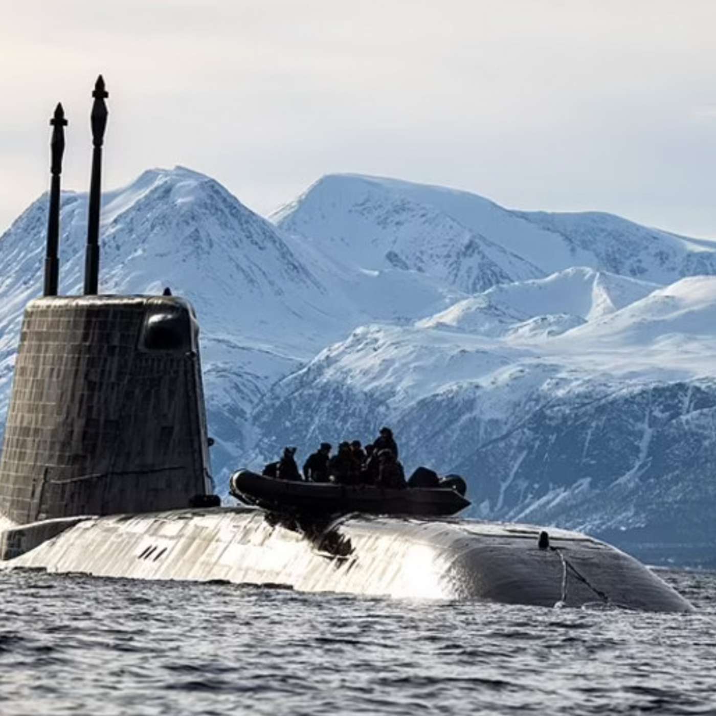 Атомная подлодка у берегов северной Норвегии как символ усиления британского военного присутствия в Арктике
