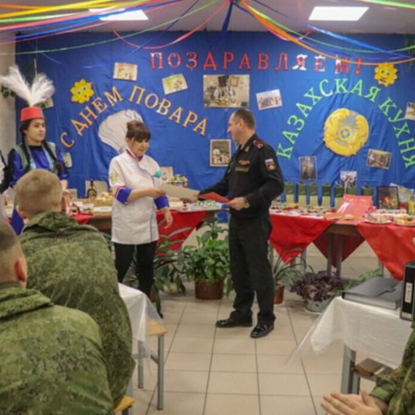 Перед отправкой на бойню в Украине бойцы российской Арктики пробуют казахскую кухню