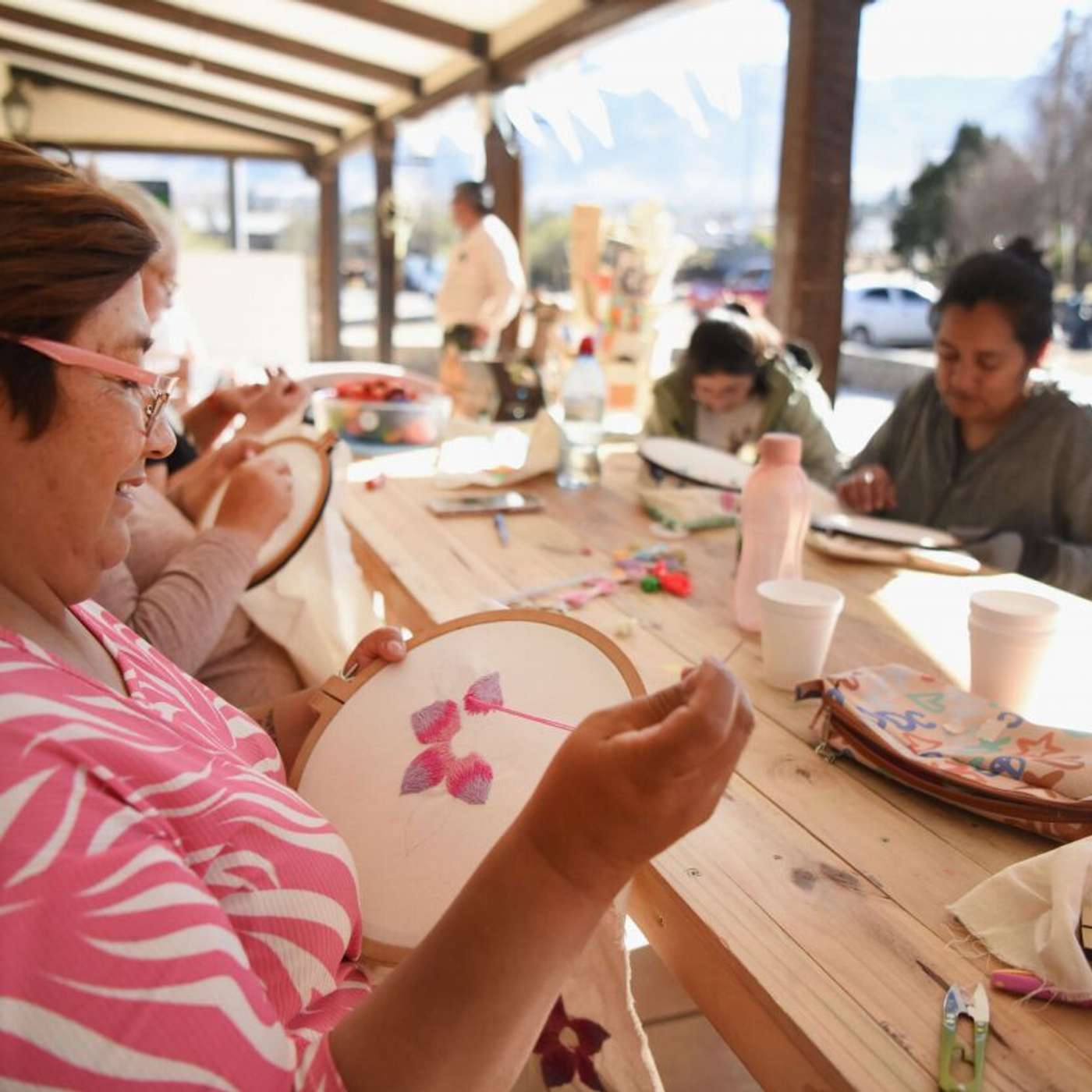 “Quiero que sepan lo que están haciendo”: mujeres aprenden técnicas artesanales para recuperar el bordado en Tafí del Valle episode artwork