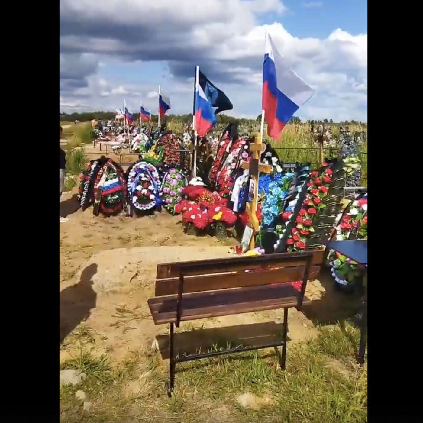 «Кошмар какой», — жители Сыктывкара в ужасе от свежих могил военнослужащих.