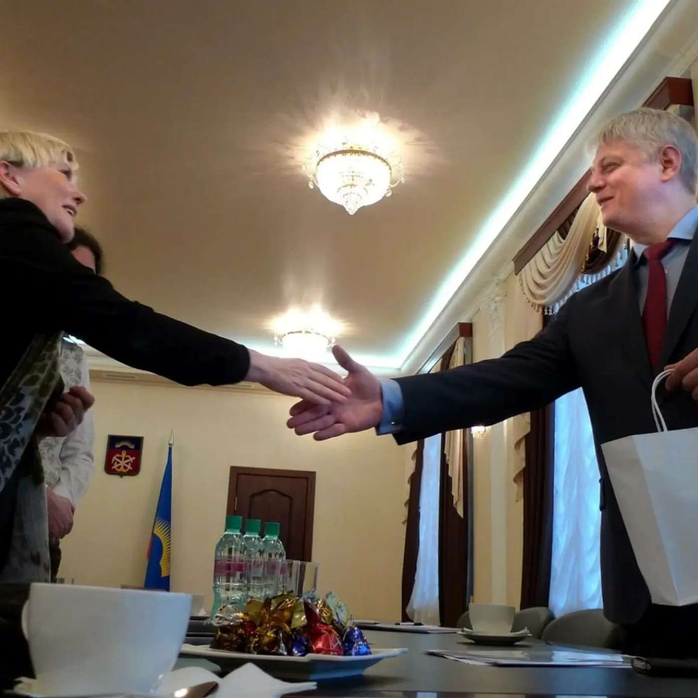 Как российские чиновники годами дружили с «нежелательной» организацией