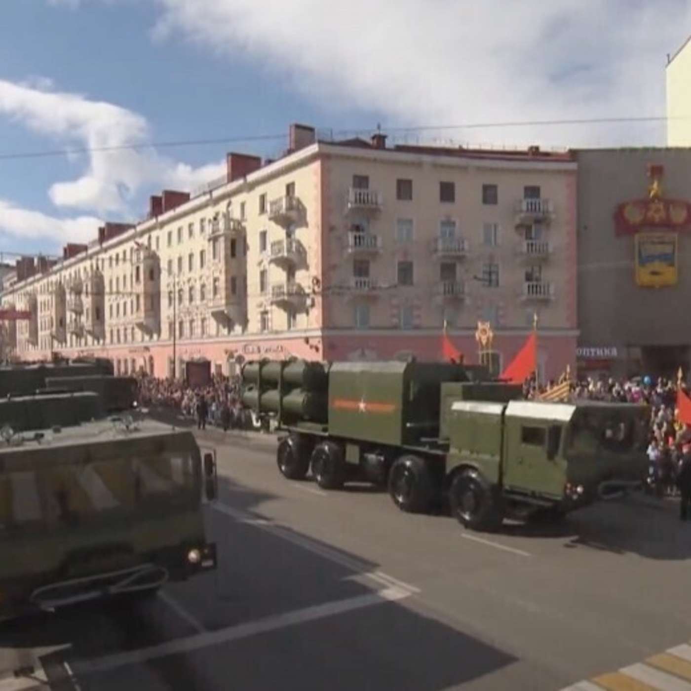 На военном параде в Мурманске представили новую береговую РЛС и ракетный комплекс