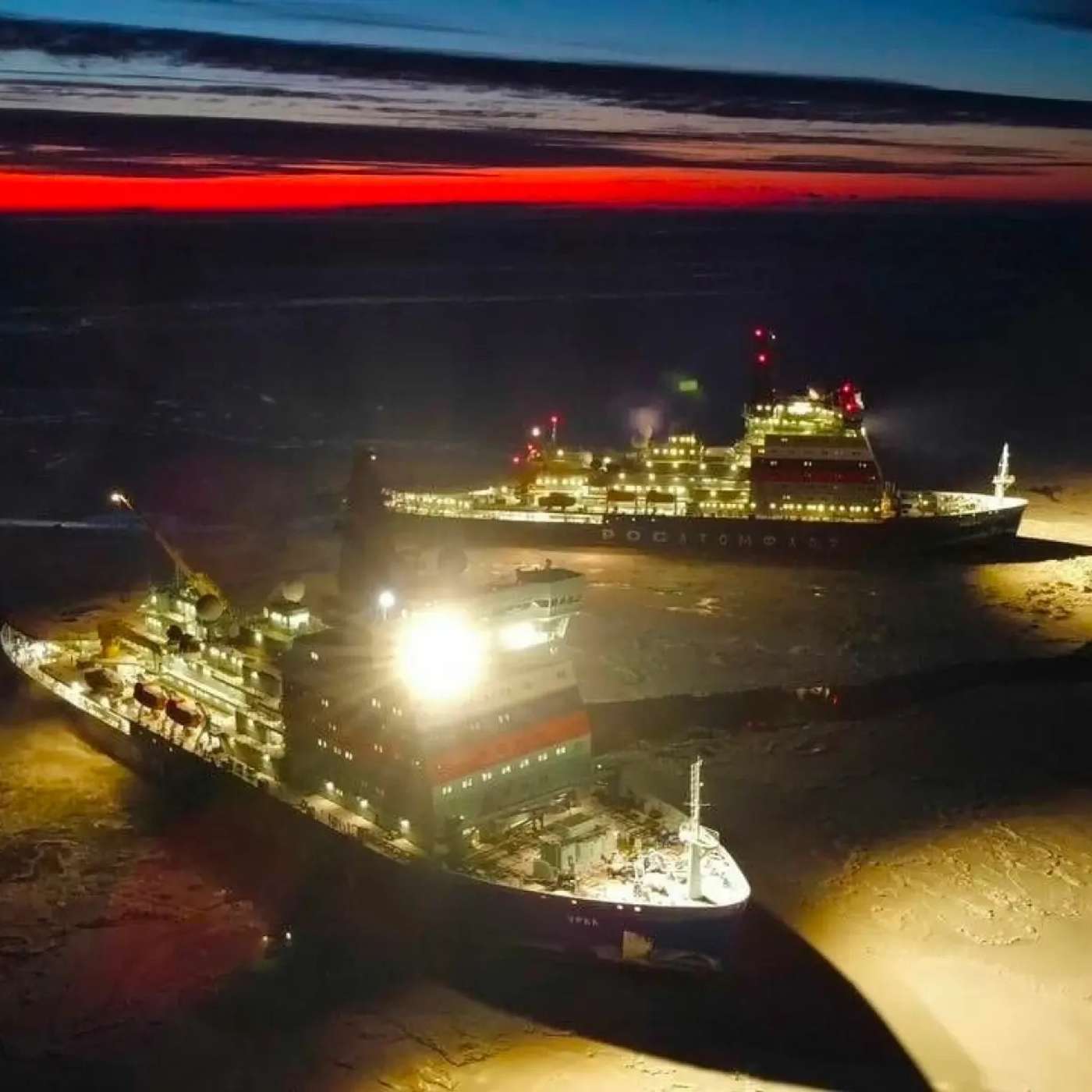 «Теневой» танкер заблокирован арктическим морским льдом «Теневой» танкер заблокирован арктическим морским льдом