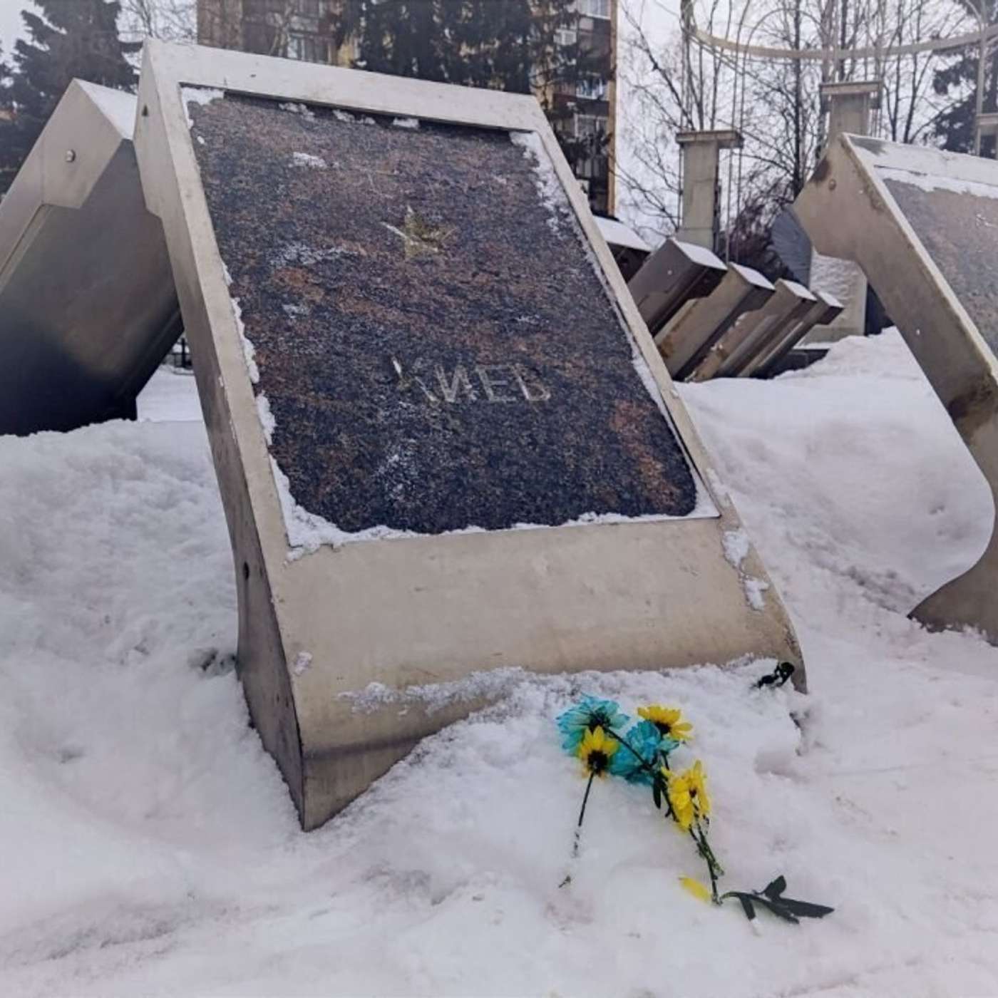 Стихийные мемориалы в поддержку Украины появились в Петрозаводске и Мурманске