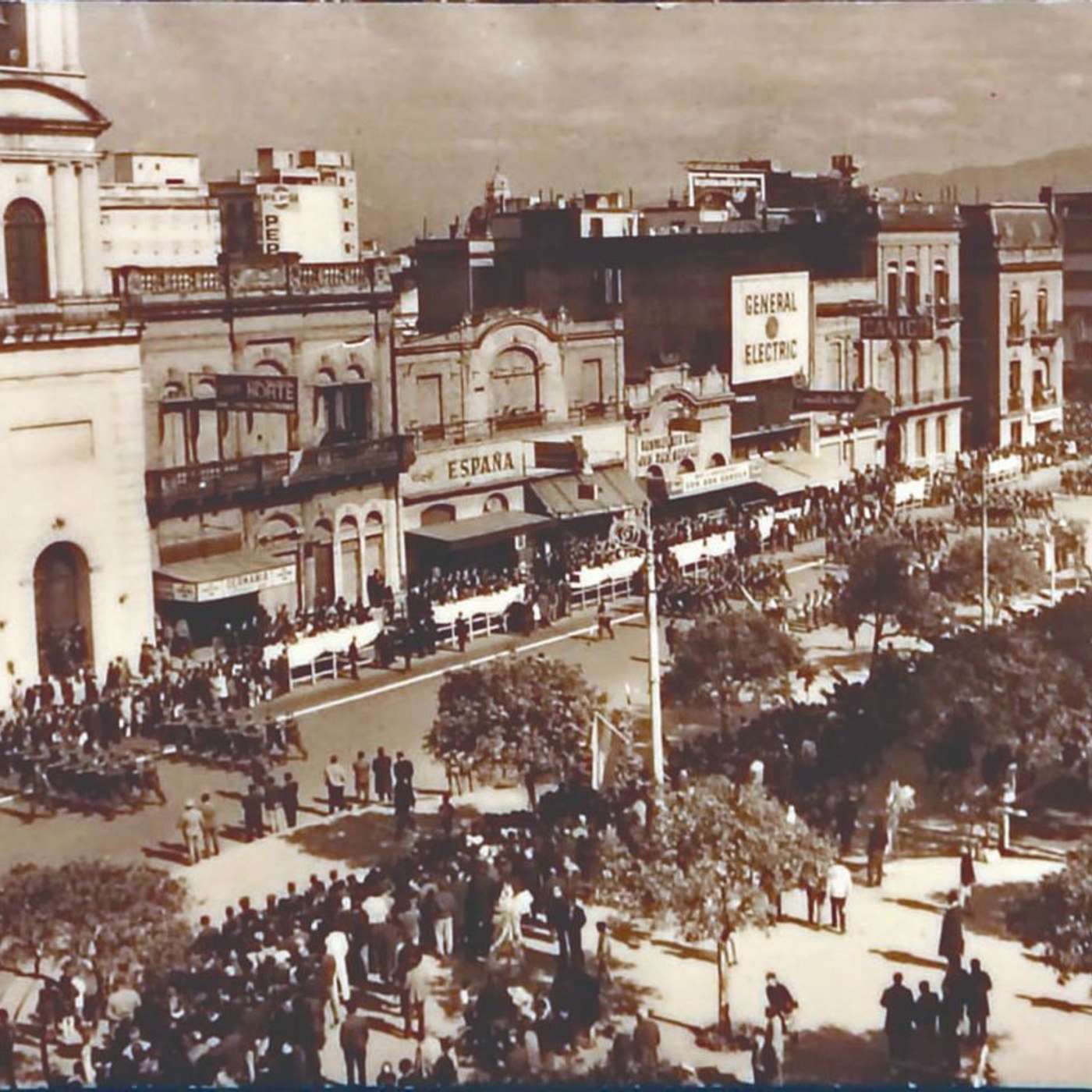 Recuerdos fotográficos: el pequeño galeón frente a la plaza episode artwork