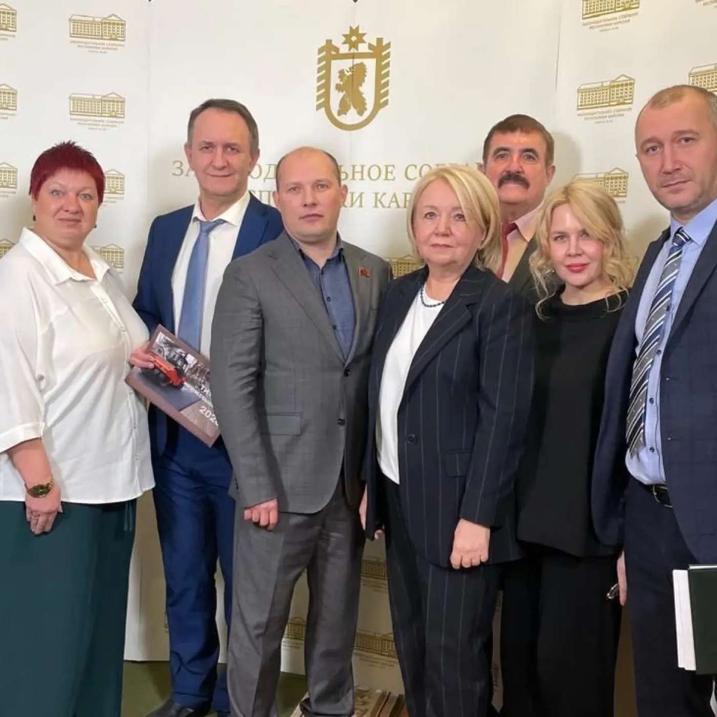 В Карелии депутаты парламента ушли с заседания в знак протеста против гегемонии “Единой России” В Карелии депутаты парламента ушли с заседания в знак протеста против гегемонии “Единой России”