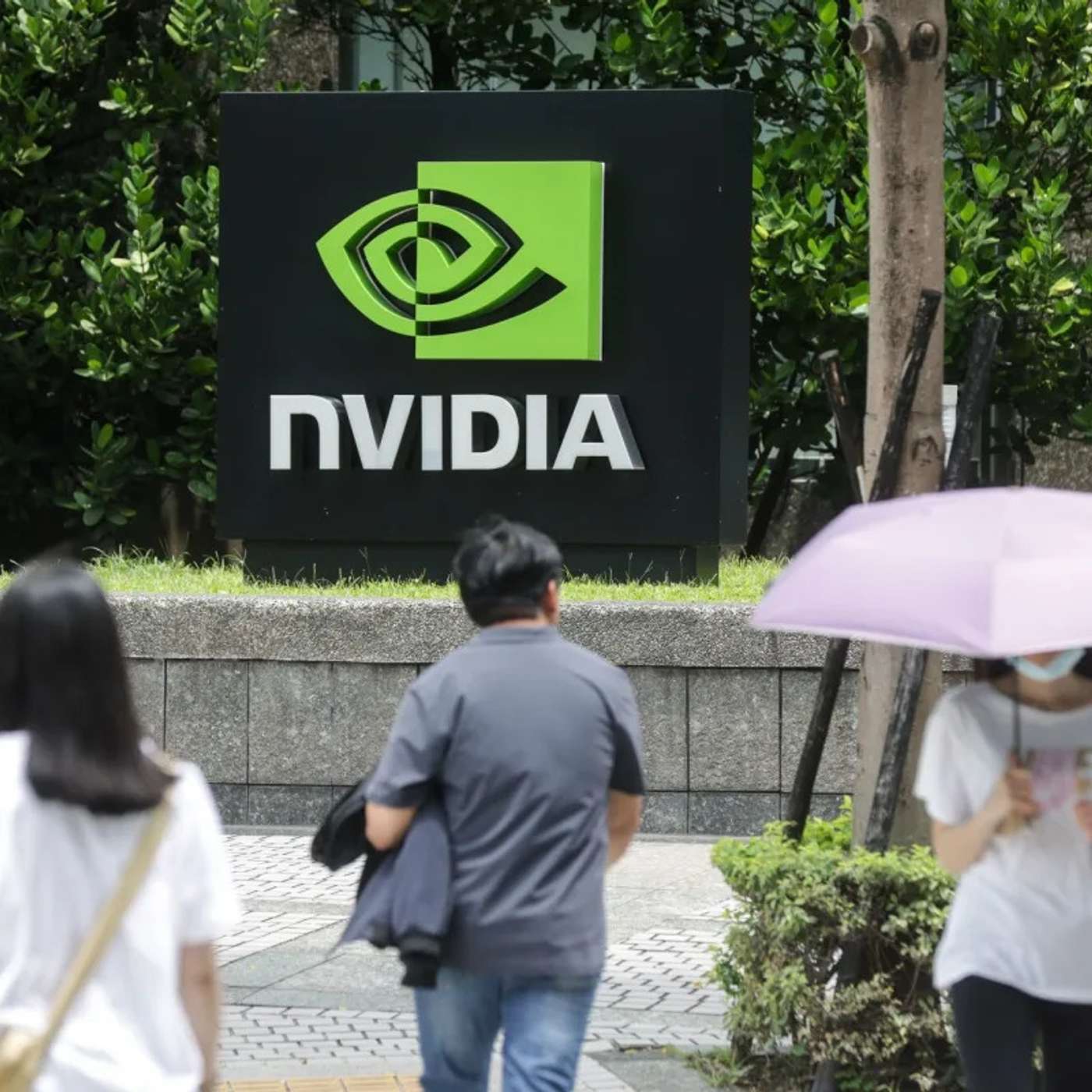 Meta Revenue Soars but Stocks Dive, UK probes MSFT and Amazon AI deals, Microsoft's Phi-3-mini AI Powerhouse, Nvidia Acquires Run:ai, and more...