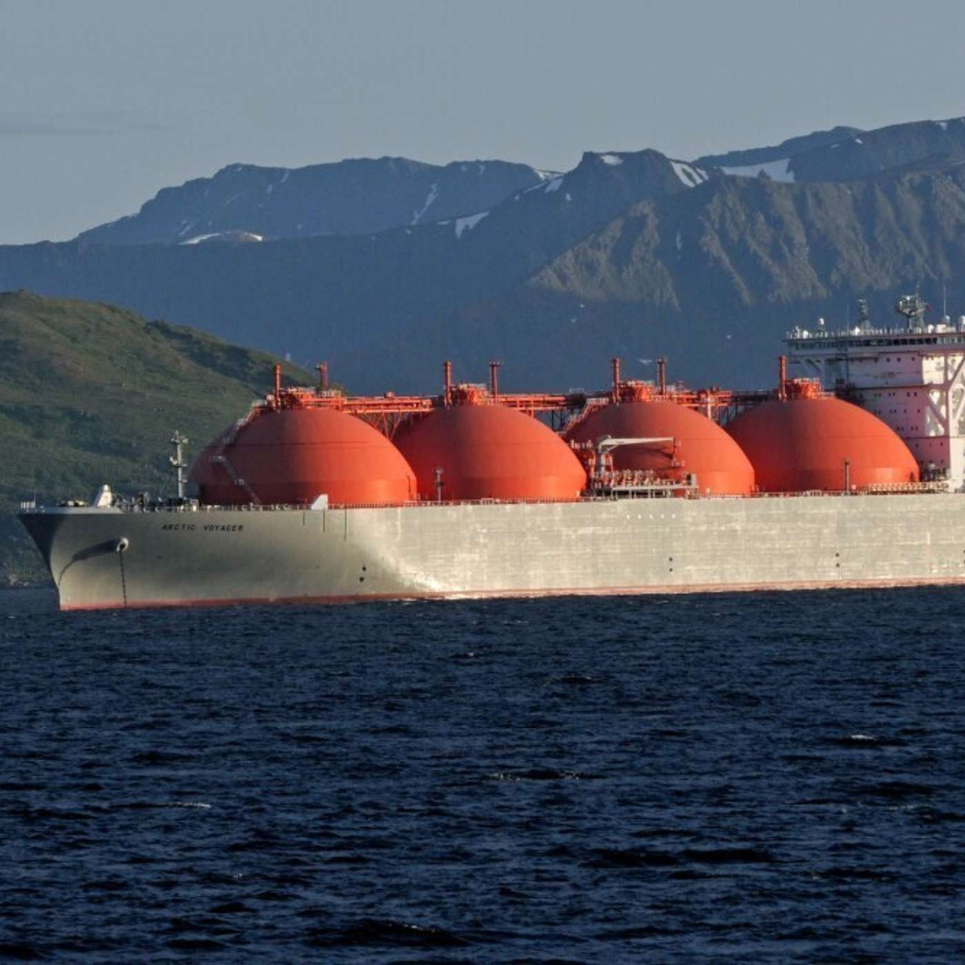 Первый за 20 месяцев газовоз отправляется в Европу