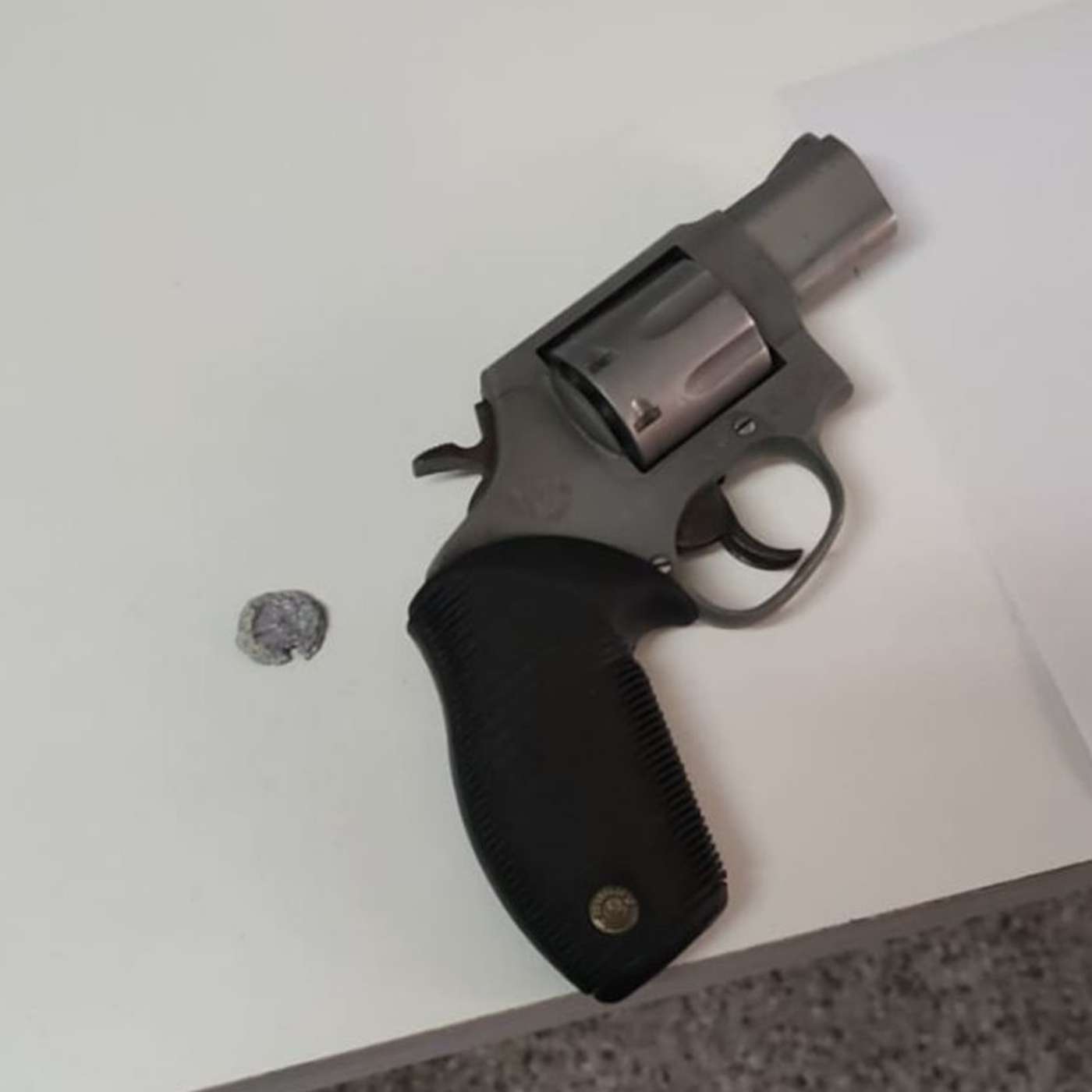 Momentos de terror: un chico de 14 años realizó un disparo dentro del aula con el arma que llevó a la escuela episode artwork