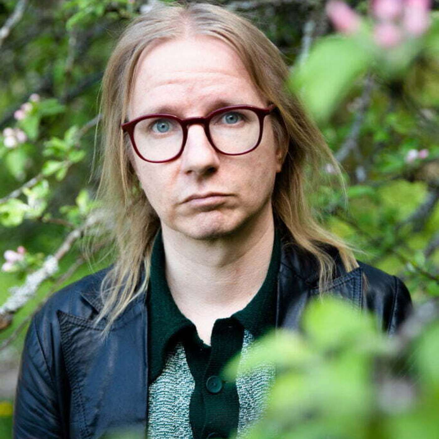07/22: Mikko Nenonen tutkii esikoisrunokirjassaan pyhyyttä – "Kun ihminen koskettaa toista, toisen ihoa, hän koskettaa jumalallista" episode artwork