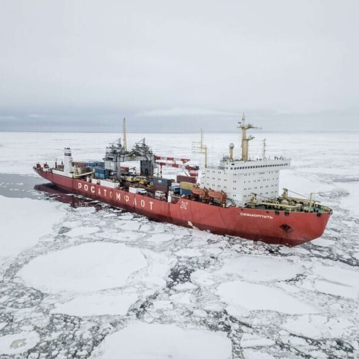 Российский атомный контейнеровоз вошел в плотные льды