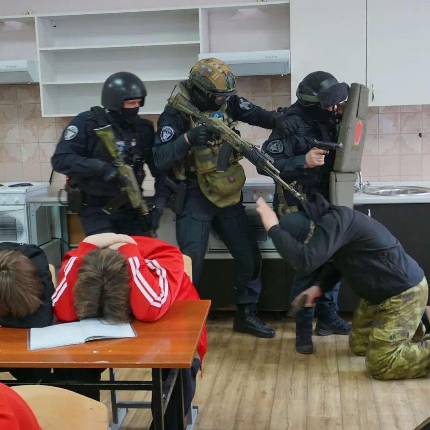 Во время антитеррористических учений в школах использовали макеты оружия