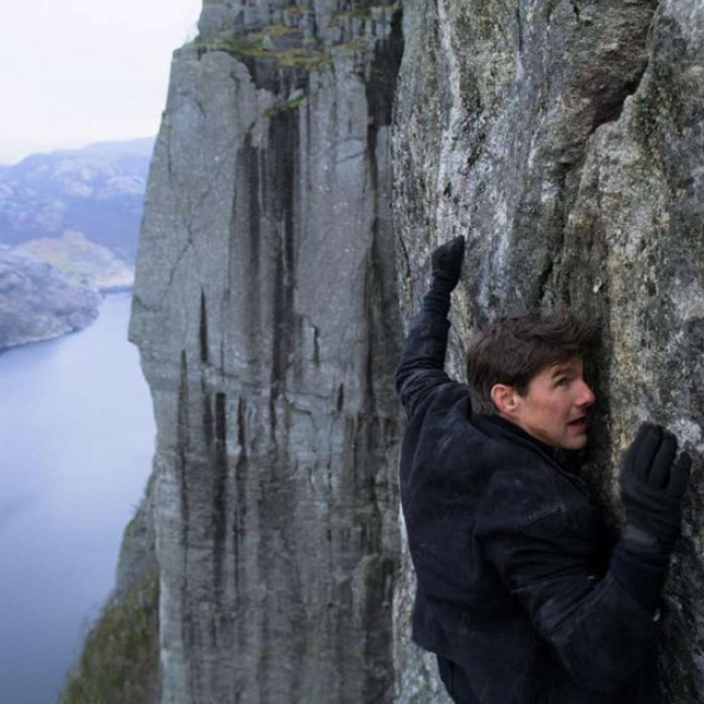 Миссия (не)выполнима: Том Круз ждет разрешения на съемки с вертолета на Шпицбергене