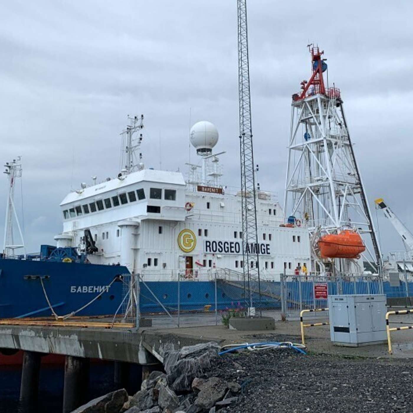 Российское буровое судно изучает шельф у американской границы