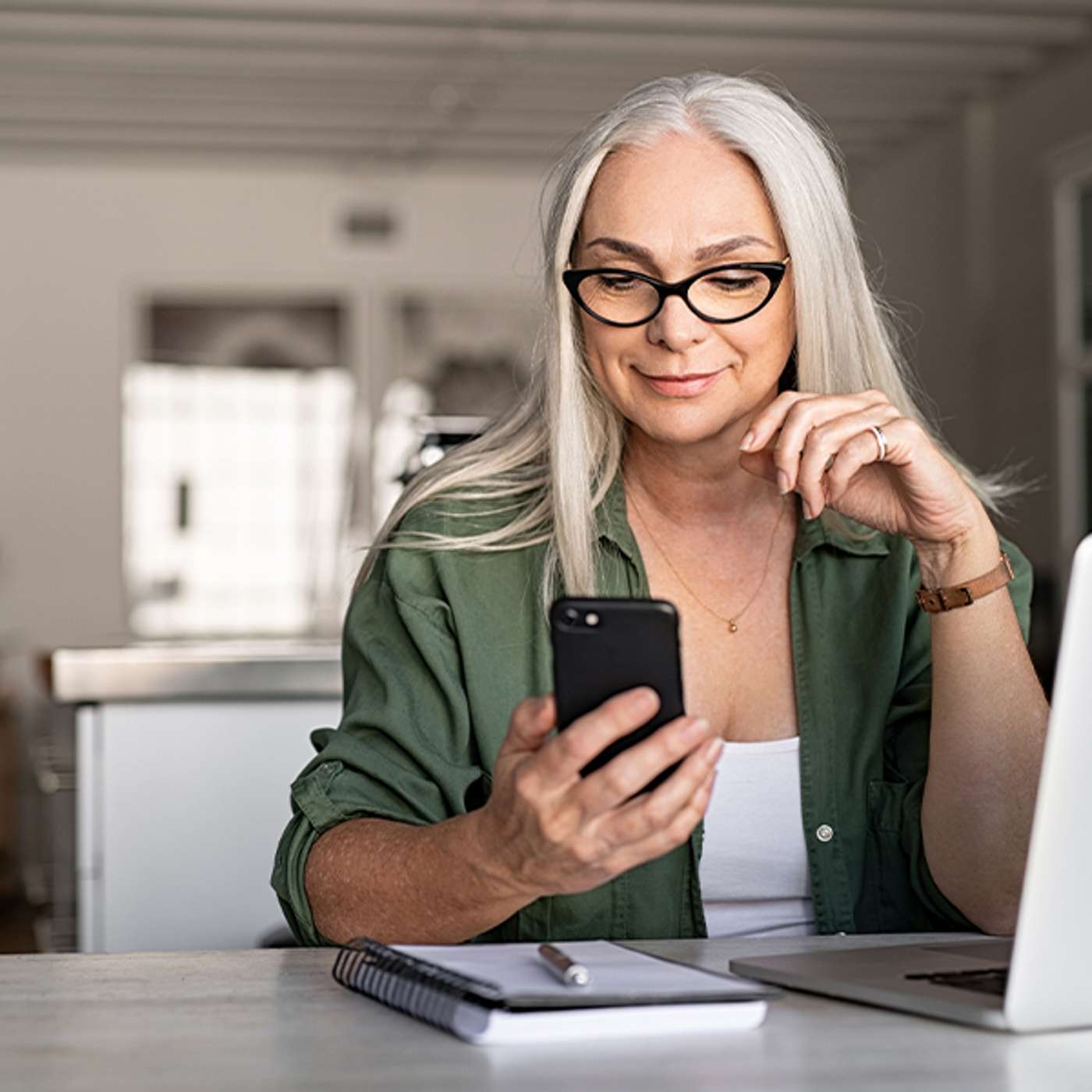 4 iPhone Screen Modification Strategies to Improve Focus and Productivity