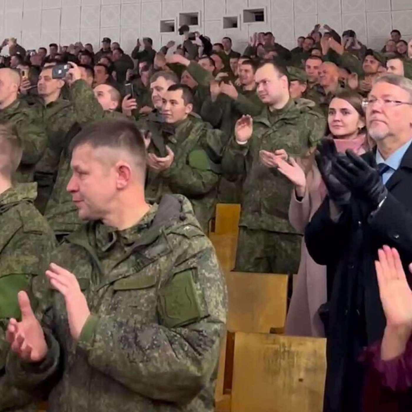 Под патриотические песни о красной смерти за Родину мобилизованные северяне готовятся к бою