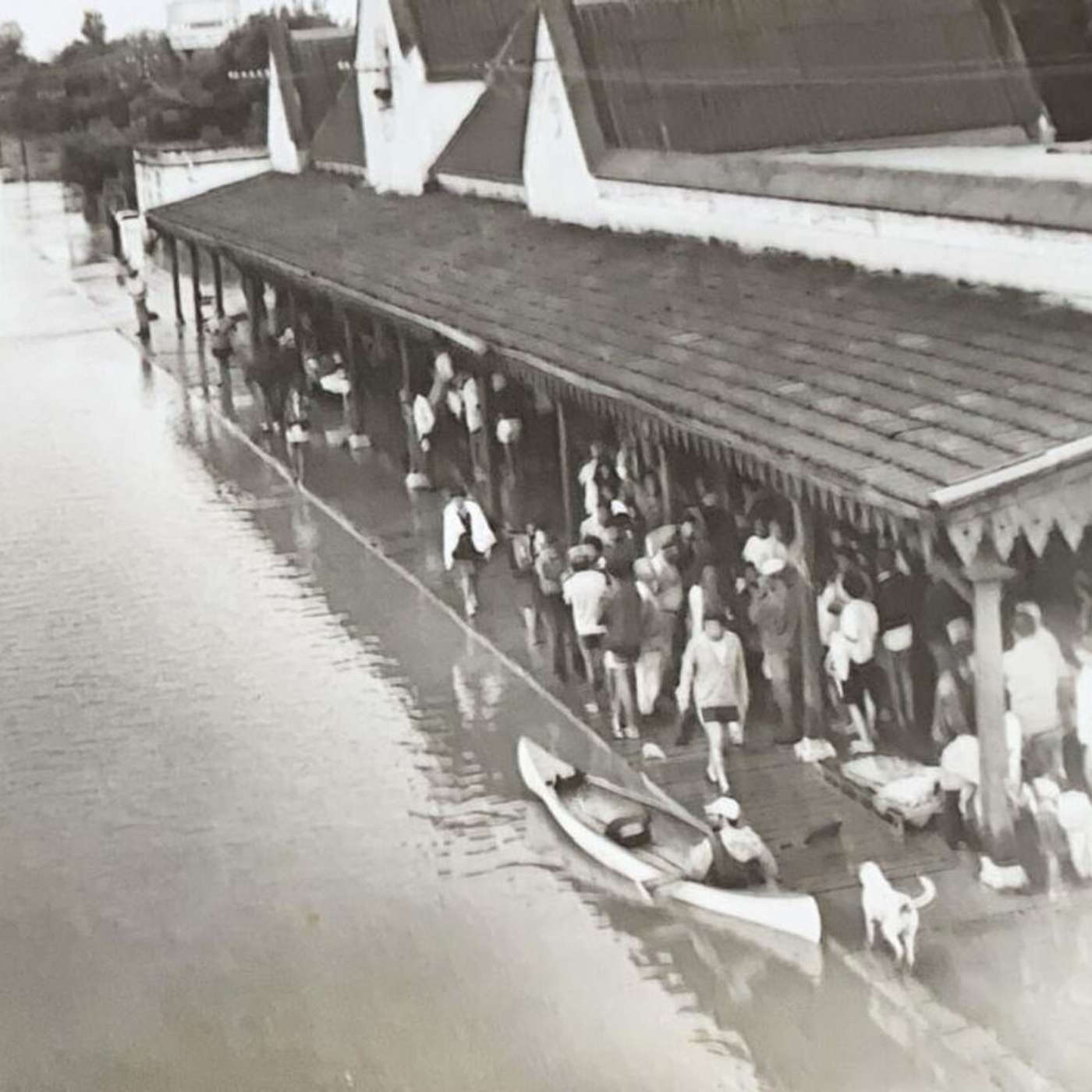 Recuerdos fotográficos: 1992. La gente de La Madrid amanece con el pueblo inundado