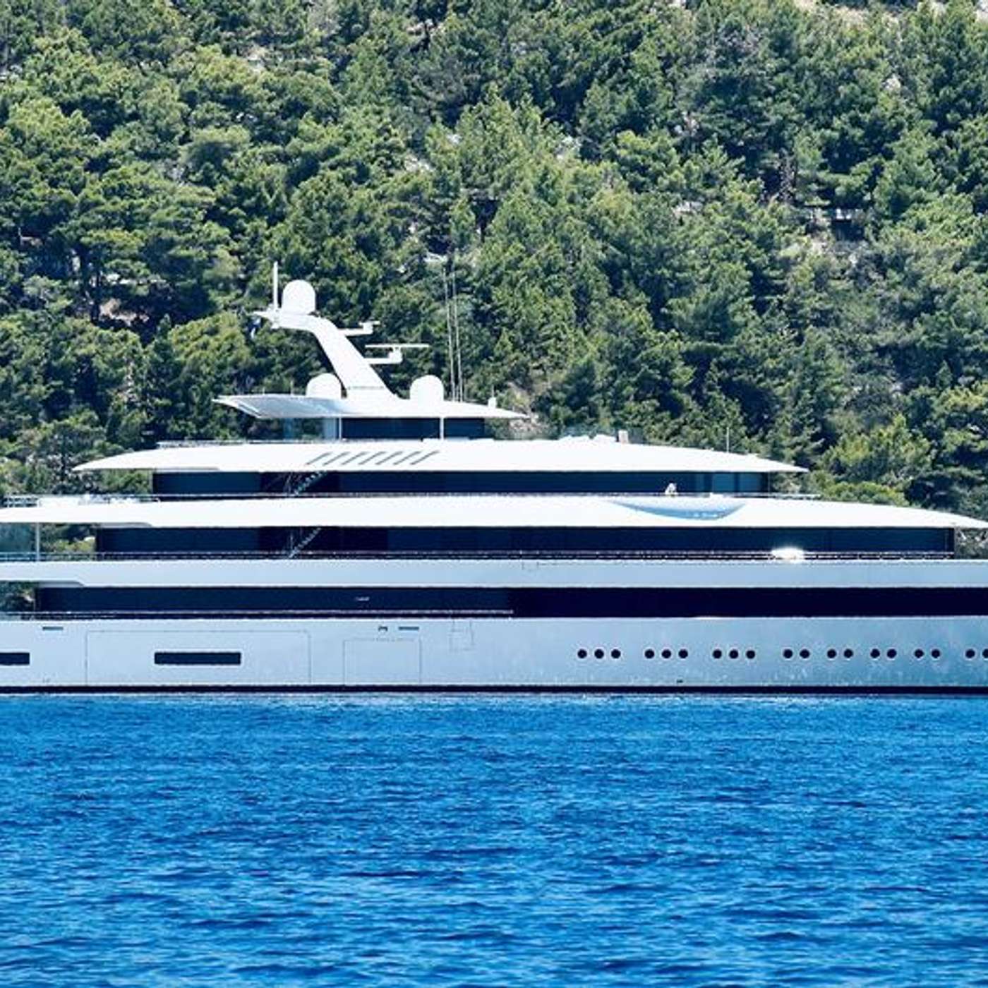 Poland Reinstates Border Controls, Macron and Putin Discuss Ceasefire, Spain and Brazil Champion Wealth Tax, Chinese Nationals Charged with Espionage, and more...