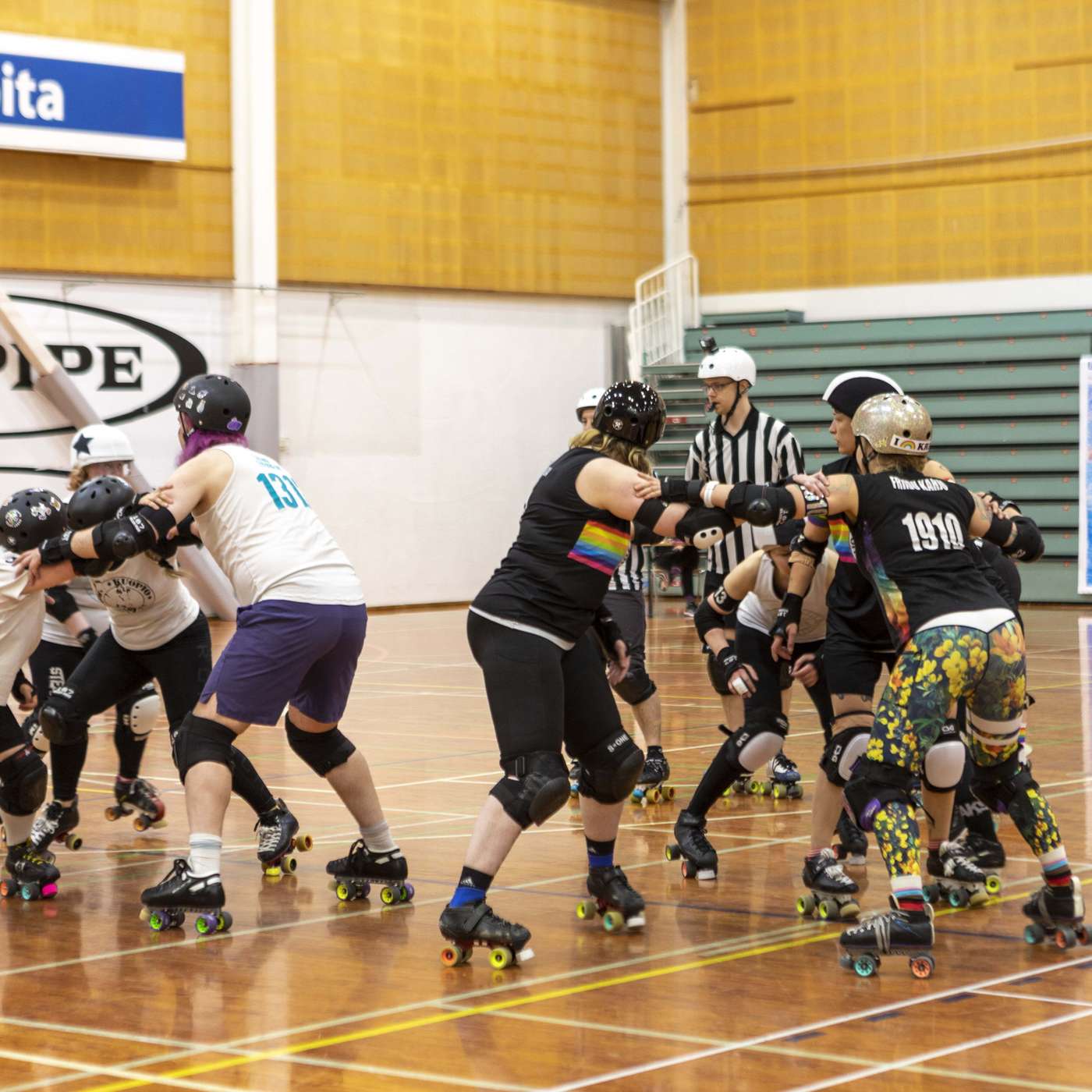 04/23: Roller derbyssä verkkosukkahousujen tilalle on noussut yhteisöllisyys, moninaisuuden arvostaminen ja huumori episode artwork