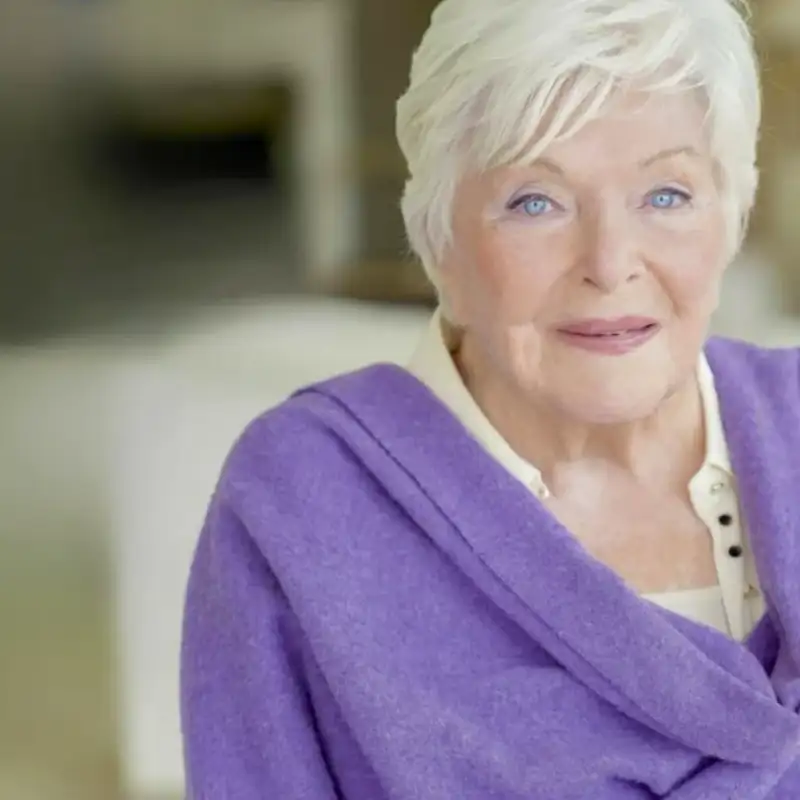 MUSIQUE - Meneuse de revue, chanteuse, actrice, retour sur l'incroyable parcours de Line Renaud