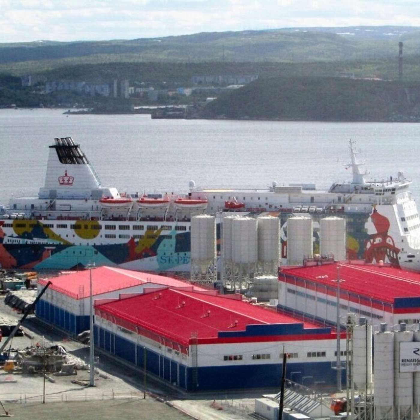 Круизный лайнер, на котором жили специалисты «Новатэка», покинул Мурманск