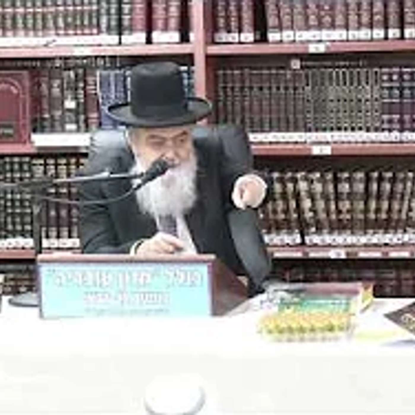 הרב אהרן בוטבול :  הדלקת נר איש וביתו .