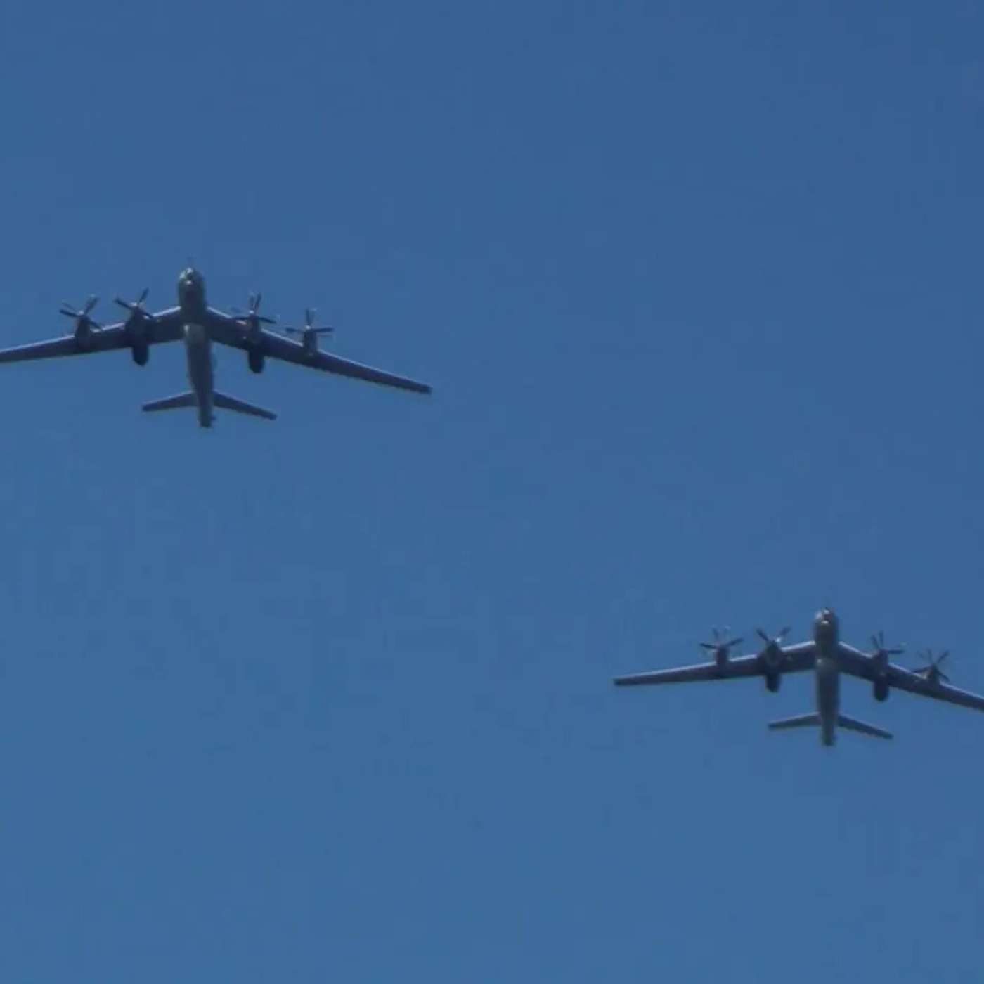 Первая в истории дозаправка в воздухе у Северного полюса Первая в истории дозаправка в воздухе у Северного полюса