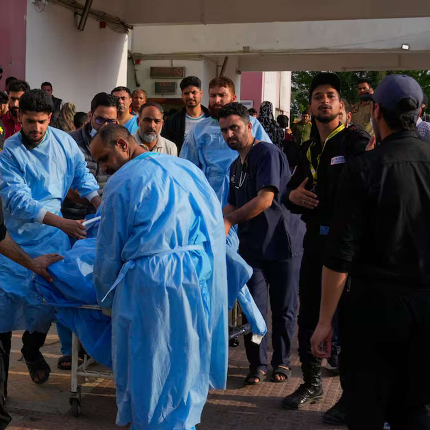 Gunmen Attack Tourists in Kashmir, Ukraine Peace Talks Continue in London, Global Leaders Mourn Pope Francis, Gaza Crisis Deepens with Death Toll, and more...