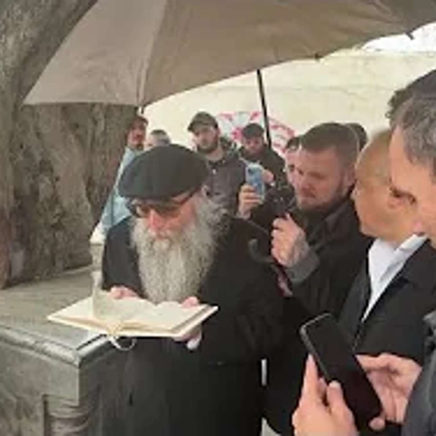 הרב יאשיהו יוסף פינטו שליט״א בציון רבי חיים פינטו זצוק״ל בקזבלנקה בתפילה על כלל ישראל - ערב שבת קודש