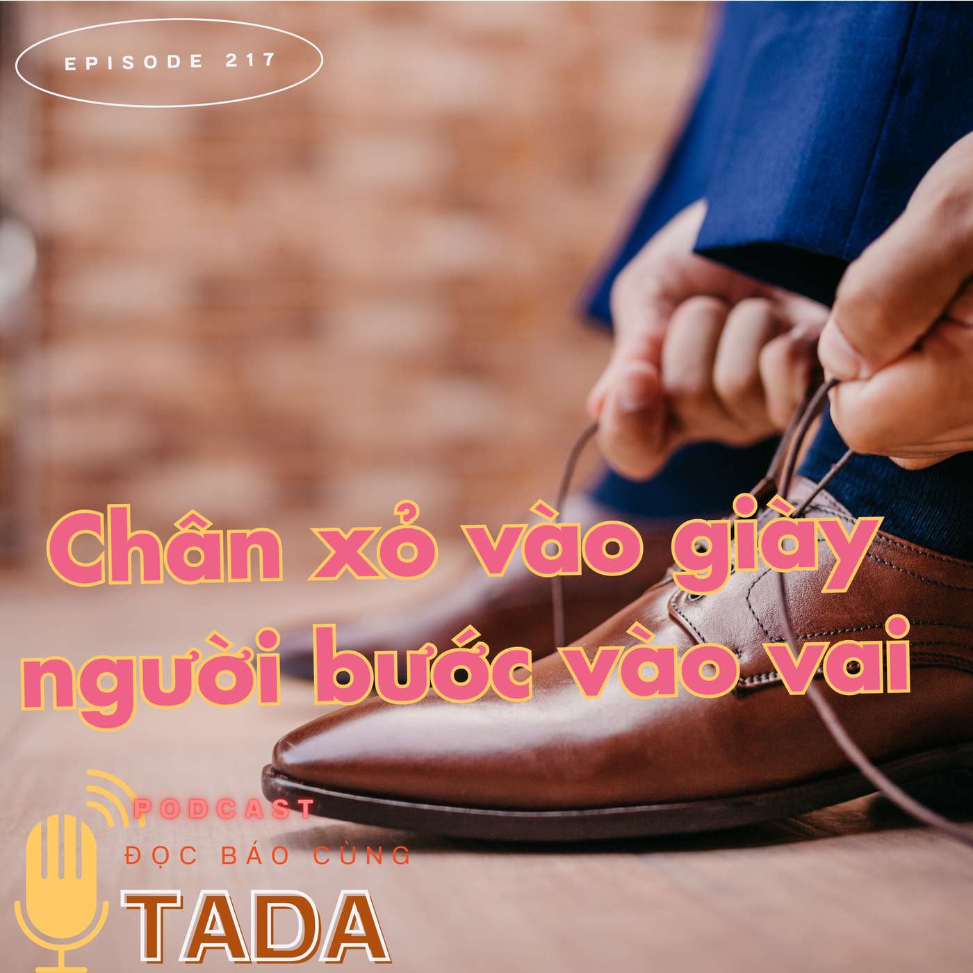 Chân xỏ vào giày, người bước vào vai