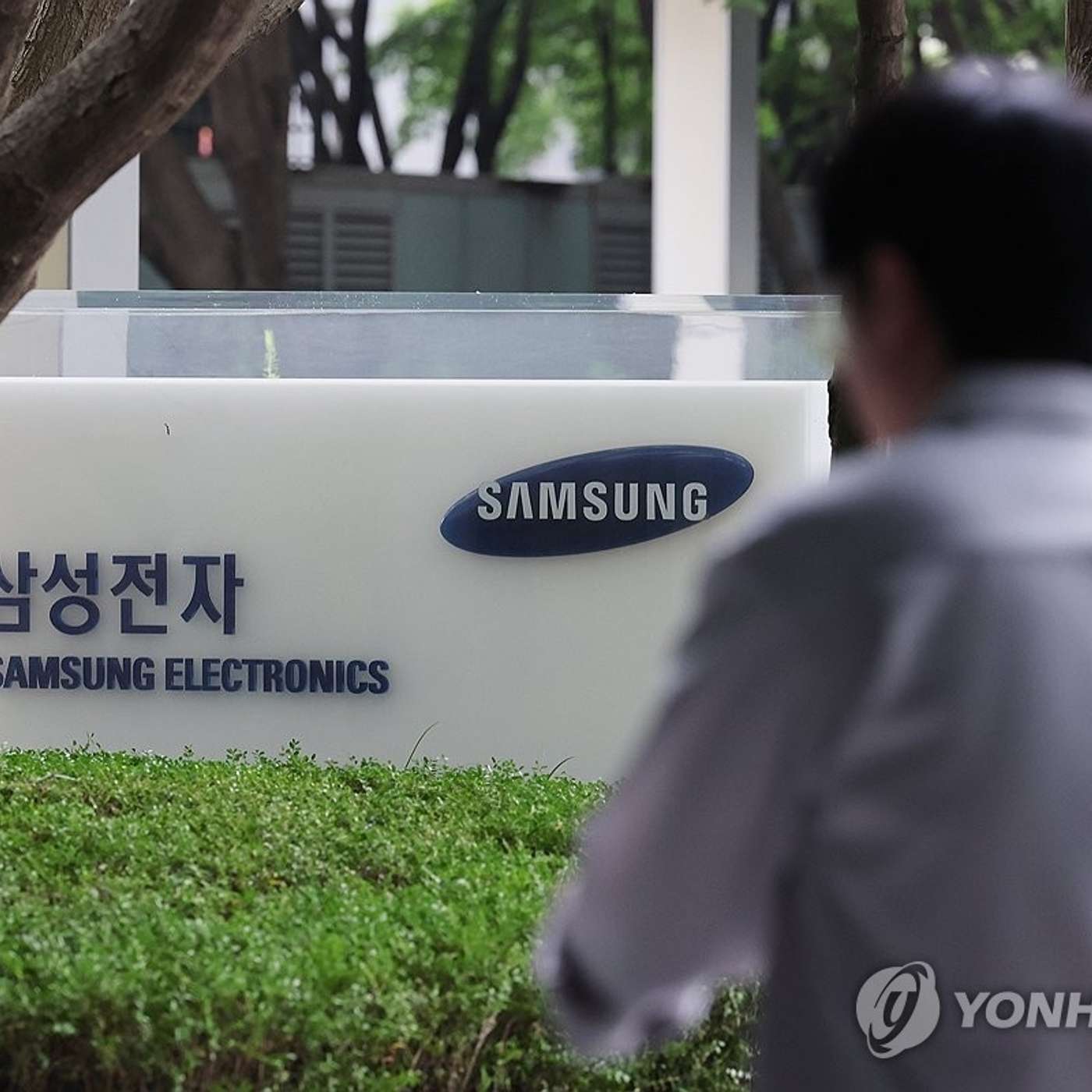 AI Fuels Cardiology Boom, China Boosts AI with IP Rules, Samsung Gears for AI Dominance, Databricks Launches LakehouseRT for Real-Time Analytics, and more...