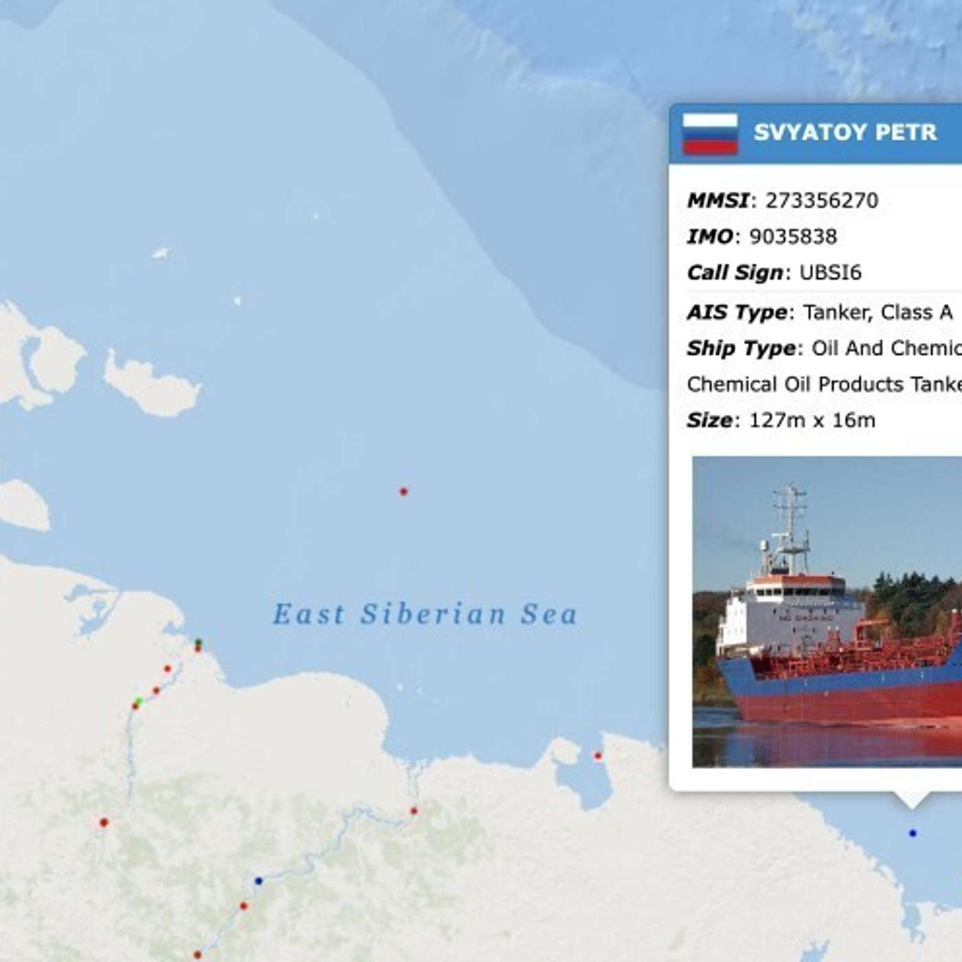 Два стареющих нефтетанкера пробиваются сквозь льды Арктики