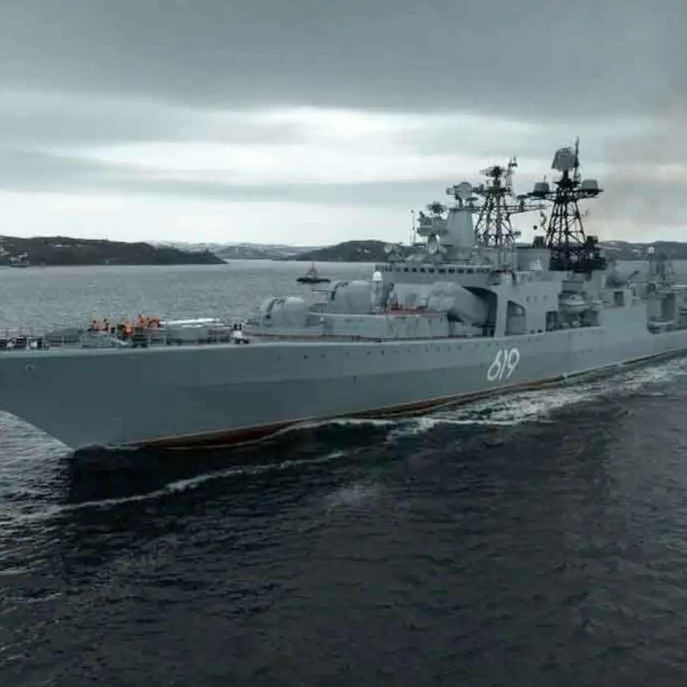 Модернизированный эсминец охотится за подводной лодкой в Баренцевом море