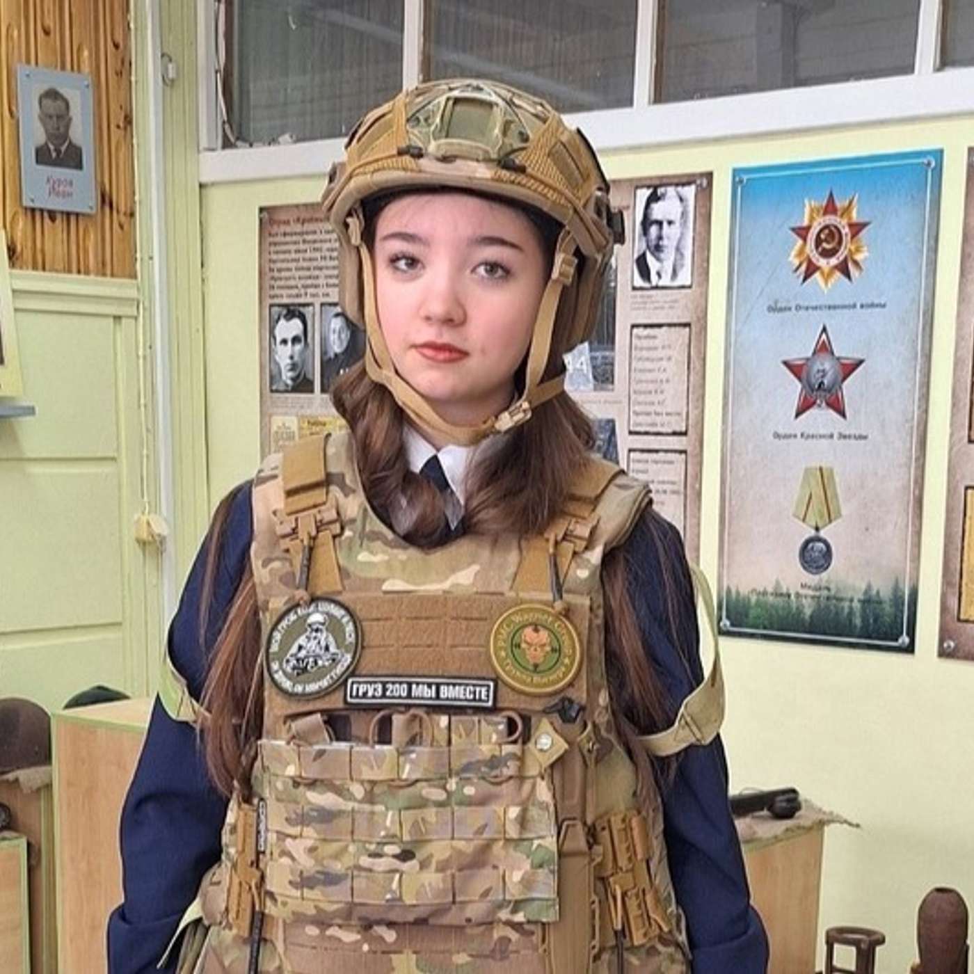 Учеников карельской школы одели в амуницию с нашивкой “груз 200” и эмблемой ЧВК “Вагнер”